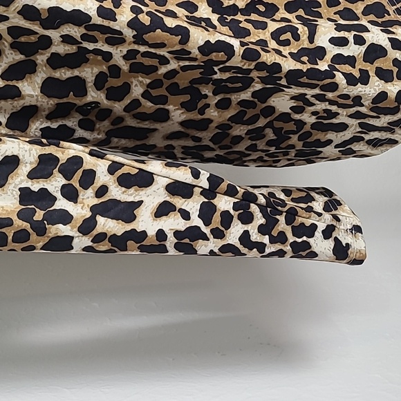 Longsleeve Leopard Print T-Shirt with Beige Neckline, Size Medium - Picture 3 of 8